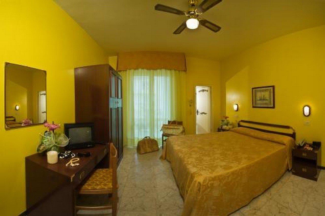 Hotel Maremonti Gabicce Mare Habitación foto